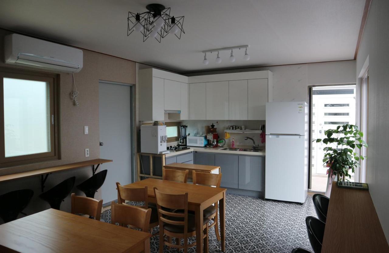 Blue Island Guesthouse Σεογκουίπο Εξωτερικό φωτογραφία