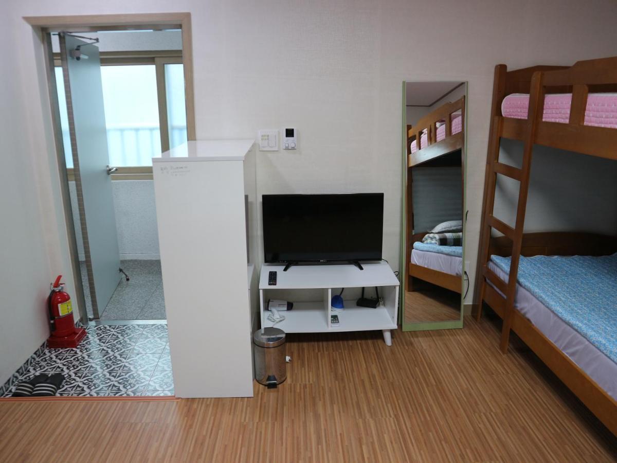 Blue Island Guesthouse Σεογκουίπο Εξωτερικό φωτογραφία